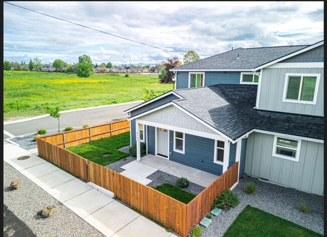 4762 Gebhard Rd in Central Point, OR - Building Photo - Building Photo