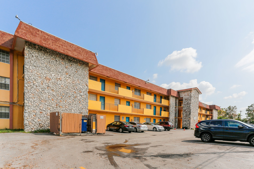 Wynchester House Apartments in Virginia Gardens, FL - Building Photo