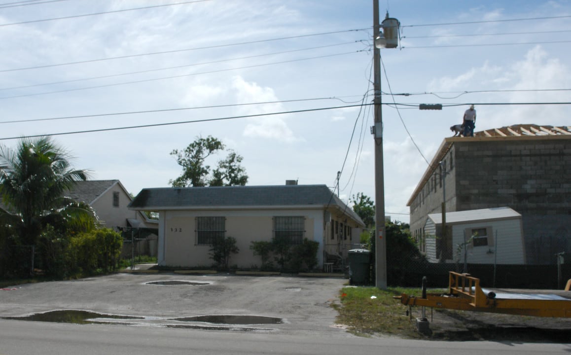 332 NE 3rd St in Hallandale Beach, FL - Building Photo