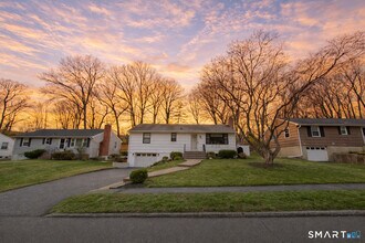 9 Cobblers Ln in Norwalk, CT - Foto de edificio - Building Photo