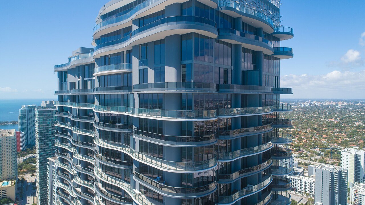 1000 Brickell Plz, Unit 2108 in Miami, FL - Building Photo