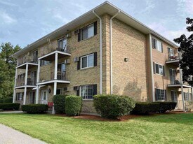 383 Huse Rd in Manchester, NH - Building Photo