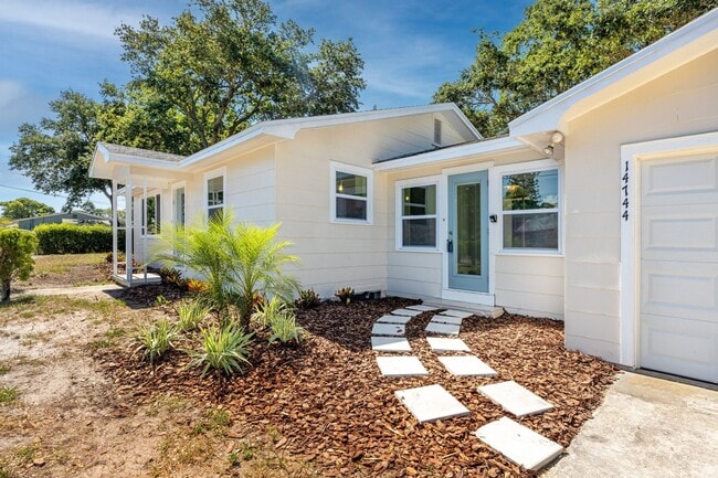 14744 Sunset Dr in Largo, FL - Building Photo - Building Photo