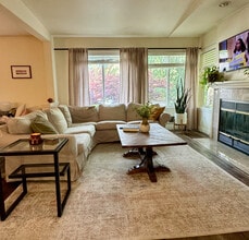 5064 Foothills Dr, Unit A in Lake Oswego, OR - Building Photo - Building Photo