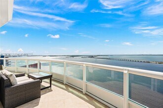 1643 Brickell Ave, Unit 3301 in Miami, FL - Building Photo - Building Photo