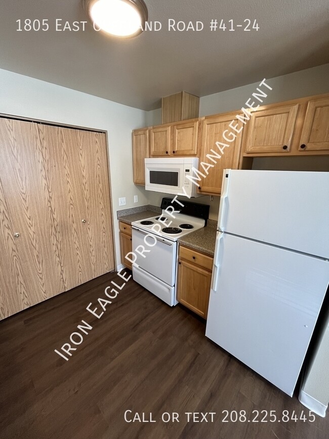 1805 E Overland Rd in Meridian, ID - Building Photo - Building Photo