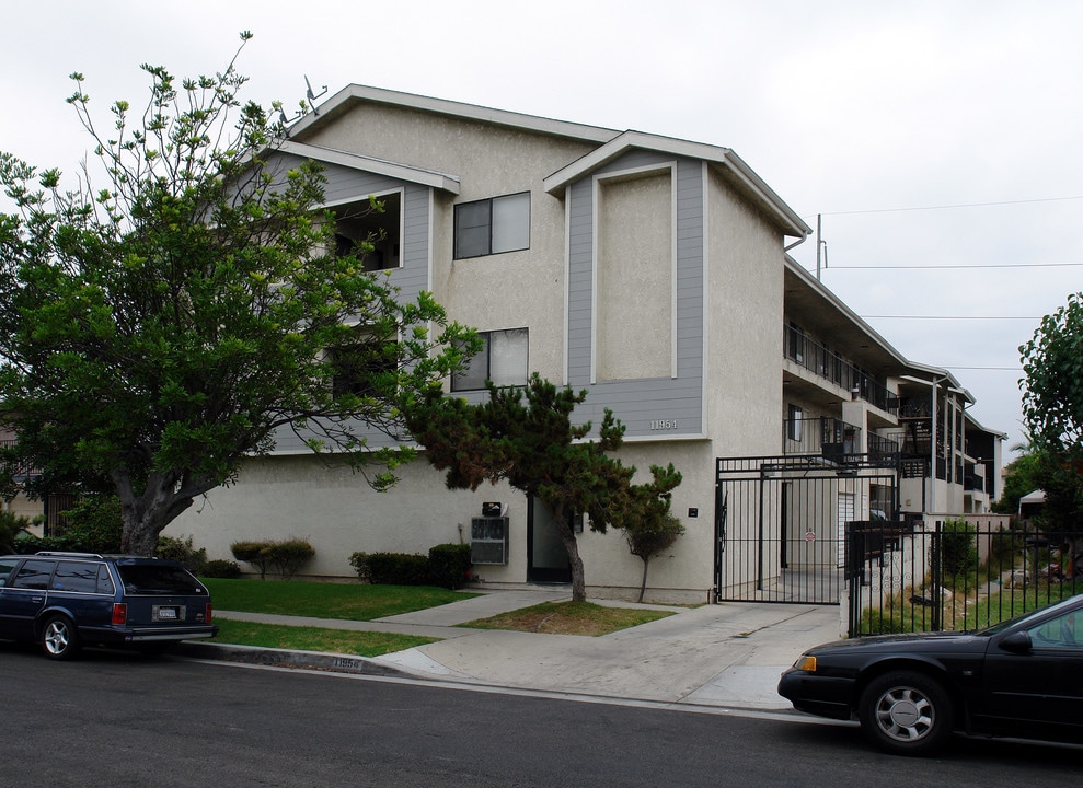 11954 Gale Ave in Hawthorne, CA - Building Photo