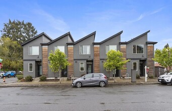 2017 SE Yamhill St in Portland, OR - Building Photo - Building Photo