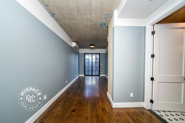 187 Kent Ave, Unit 313 in Brooklyn, NY - Foto de edificio - Building Photo