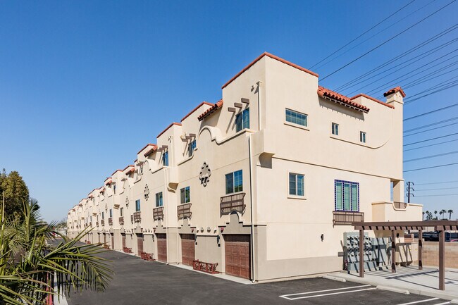 Presidio Townhomes in Anaheim, CA - Foto de edificio - Building Photo