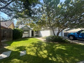 1231 W Whispering Pnes Ct in Visalia, CA - Building Photo