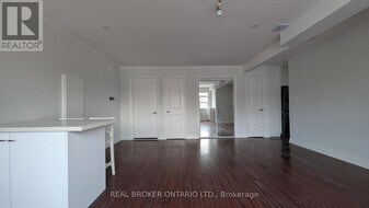 2209 Gerrard St E in Toronto, ON - Building Photo