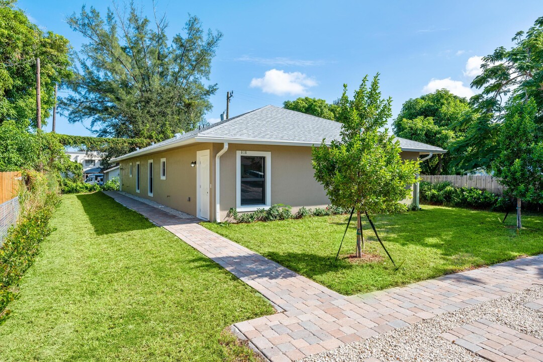 616 S Pine St in Lake Worth, FL - Building Photo