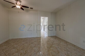 708 SW 147th Ave in Pembroke Pines, FL - Foto de edificio - Building Photo