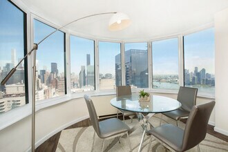 330 E 38th St, Unit 43H in New York, NY - Foto de edificio - Building Photo
