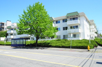 Mid-Century Modern West Seattle Apartment in Seattle, WA - Building Photo - Building Photo