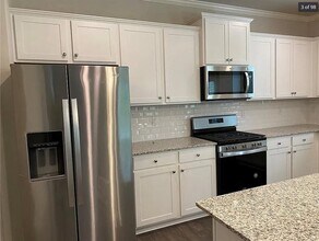 6832 Lake Overlook Ln in Flowery Branch, GA - Building Photo - Building Photo