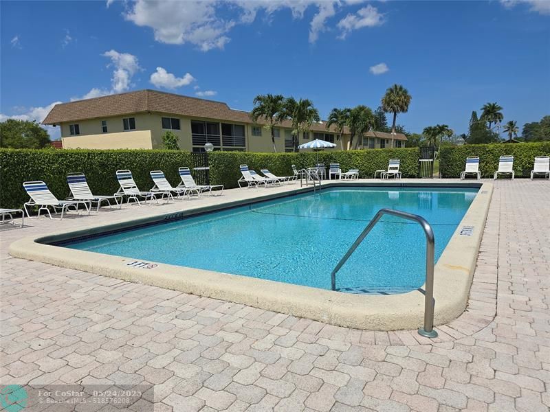 9949 Sandalfoot Blvd in Boca Raton, FL - Foto de edificio