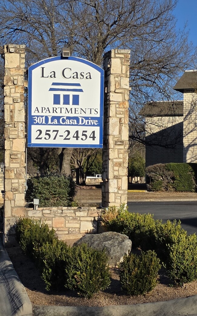 La Casa Apartments in Kerrville, TX - Building Photo - Building Photo