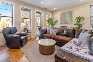 1039 W Newport Ave in Chicago, IL - Building Photo