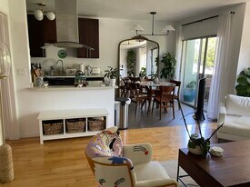 1950 Cloverfield Blvd, Unit 10 in Santa Monica, CA - Building Photo