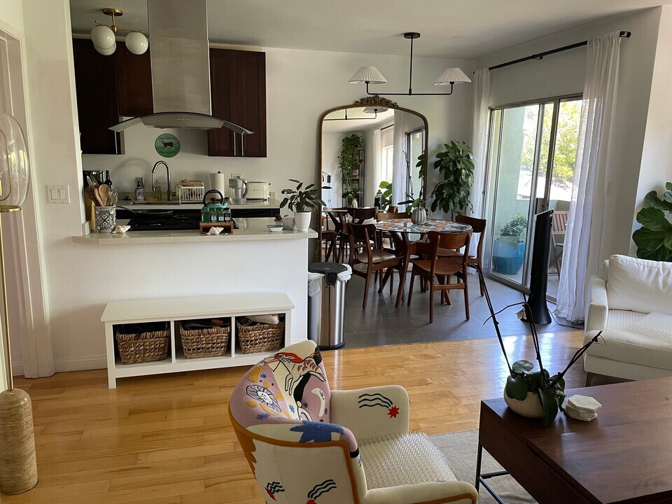 1950 Cloverfield Blvd, Unit 10 in Santa Monica, CA - Building Photo