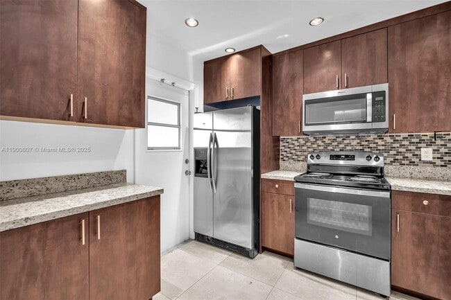 5790 Stirling Rd in Hollywood, FL - Foto de edificio - Building Photo