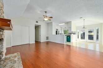 2504 Spring Wagon Ln in Austin, TX - Foto de edificio - Building Photo