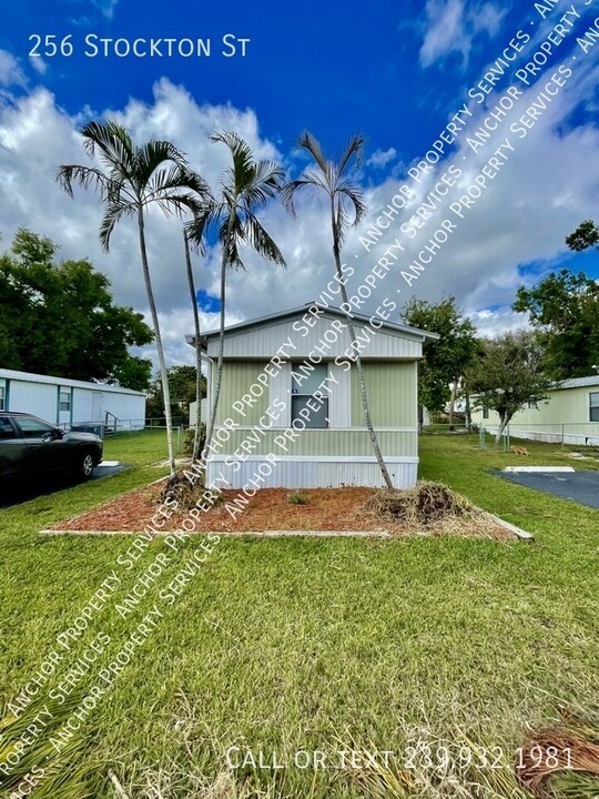 256 Stockton St in North Fort Myers, FL - Building Photo