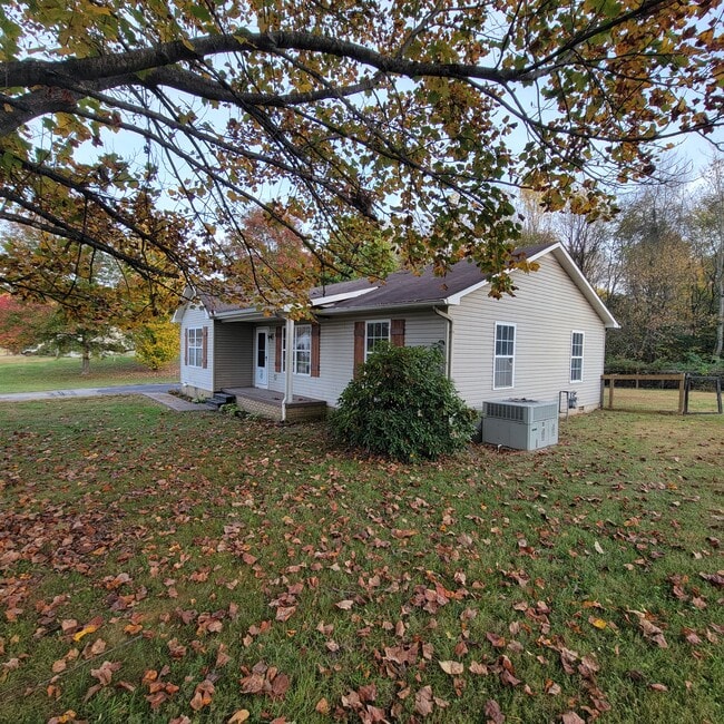 359 James Holman Rd in Sparta, TN - Foto de edificio - Building Photo