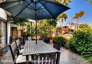 313 E Bay Ave in Newport Beach, CA - Foto de edificio - Building Photo