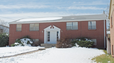 2397 S Locust St in Denver, CO - Foto de edificio - Building Photo