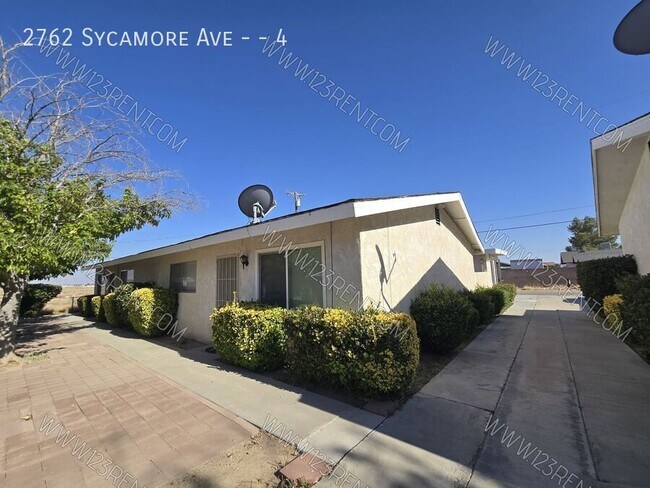 2762 Sycamore Ave in Rosamond, CA - Foto de edificio - Building Photo