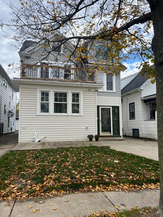 141 Nassau Ave, Unit Nassau Upper in Kenmore, NY - Foto de edificio