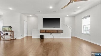 54 Landmark Ln, Unit 54 in Fair Lawn, NJ - Building Photo