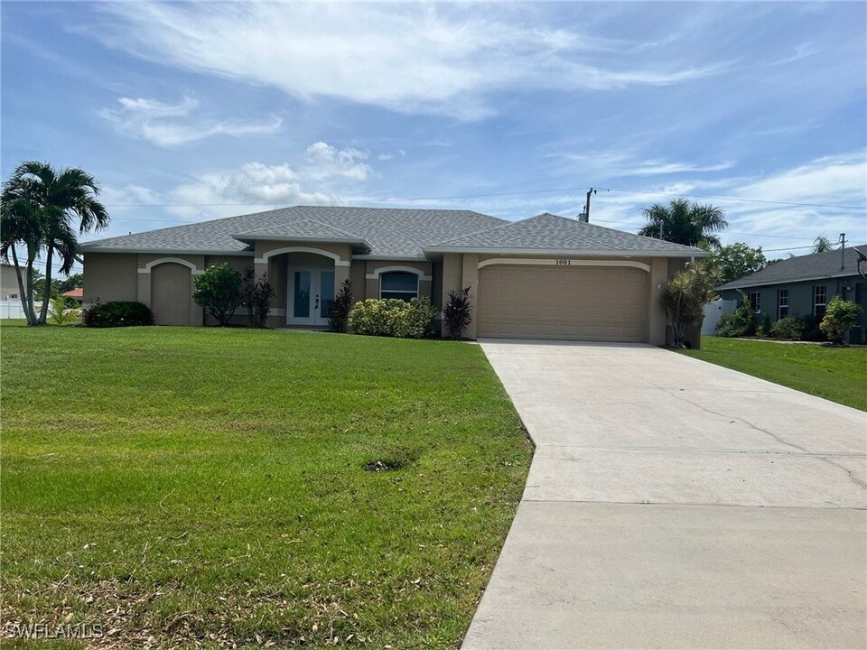 1001 SW 9th Ave in Cape Coral, FL - Building Photo