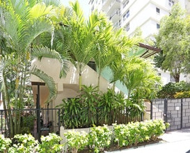 2480 Kuhio Ave in Honolulu, HI - Building Photo - Building Photo