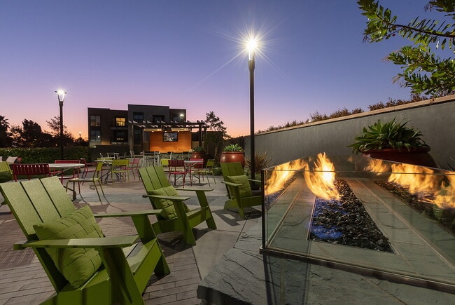 777 Hamilton in Menlo Park, CA - Foto de edificio - Building Photo