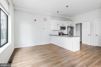 360 Monastery Ave-Unit -1R in Philadelphia, PA - Foto de edificio - Building Photo