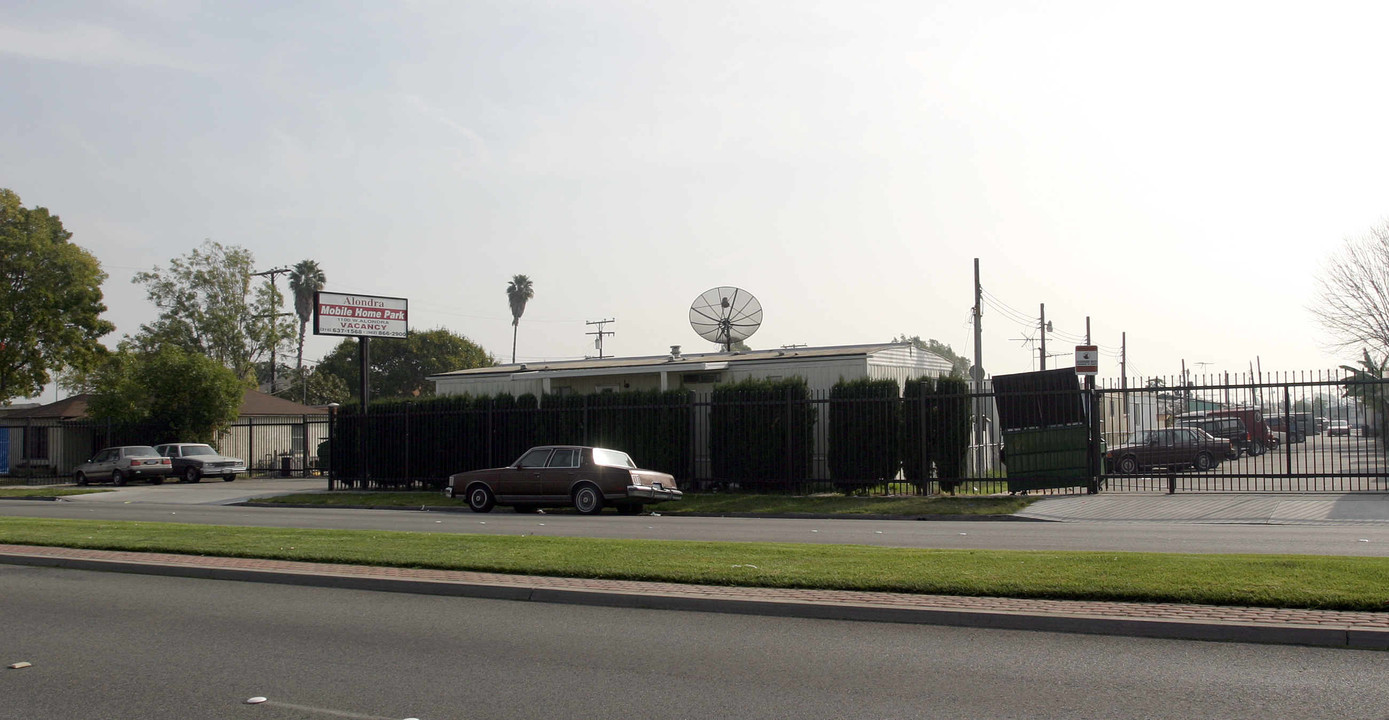 Alondra Mobile Home Park in Compton, CA - Foto de edificio