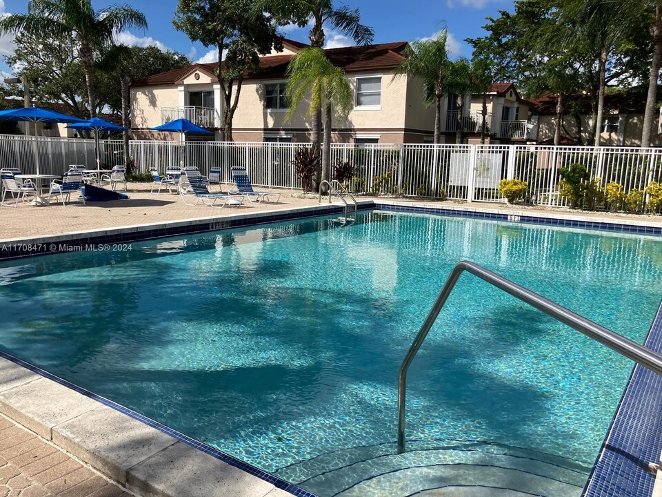 11250 SW 13th St, Unit 220 in Pembroke Pines, FL - Building Photo