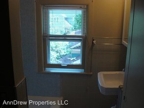 329 Lyon St NE in Grand Rapids, MI - Building Photo - Building Photo