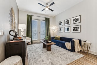 The Metro at Clearview in Metairie, LA - Building Photo - Building Photo
