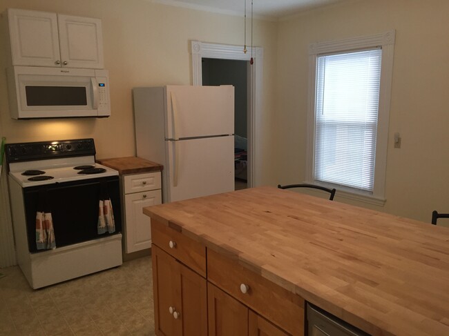396 Main St, Unit Apt B in Westbrook, ME - Foto de edificio - Building Photo