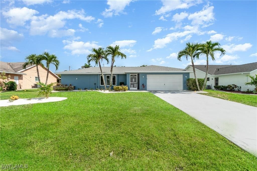 830 El Dorado Pkwy W in Cape Coral, FL - Foto de edificio