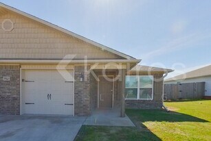 3902 Thomas St in Siloam Springs, AR - Building Photo