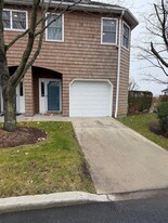 501 Half Moon Bay Dr in Croton-on-Hudson, NY - Building Photo - Building Photo