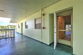 1100 Ponce De Leon Cir, Unit APT W305 in Vero Beach, FL - Foto de edificio - Building Photo