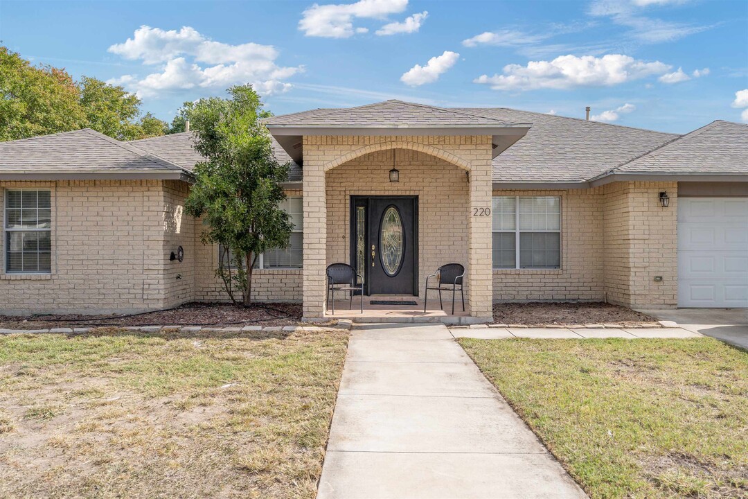 220 White Feather Trail in Del Rio, TX - Building Photo