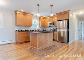 111 Scott Dyer Rd in Cape Elizabeth, ME - Building Photo